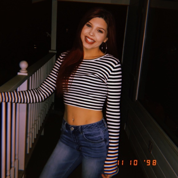 🖤Long Sleeve Crop Top🖤 - Picture 2 of 4